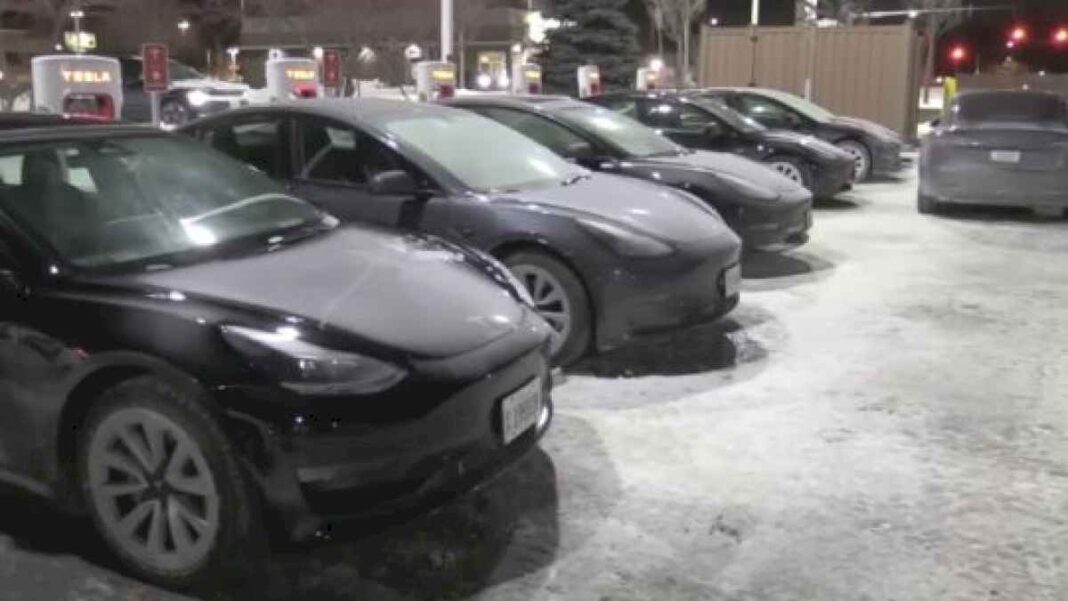 cementerios-tesla:-los-conductores-de-autos-electricos-viven-un-calvario-con-la-nieve-en-eeuu.