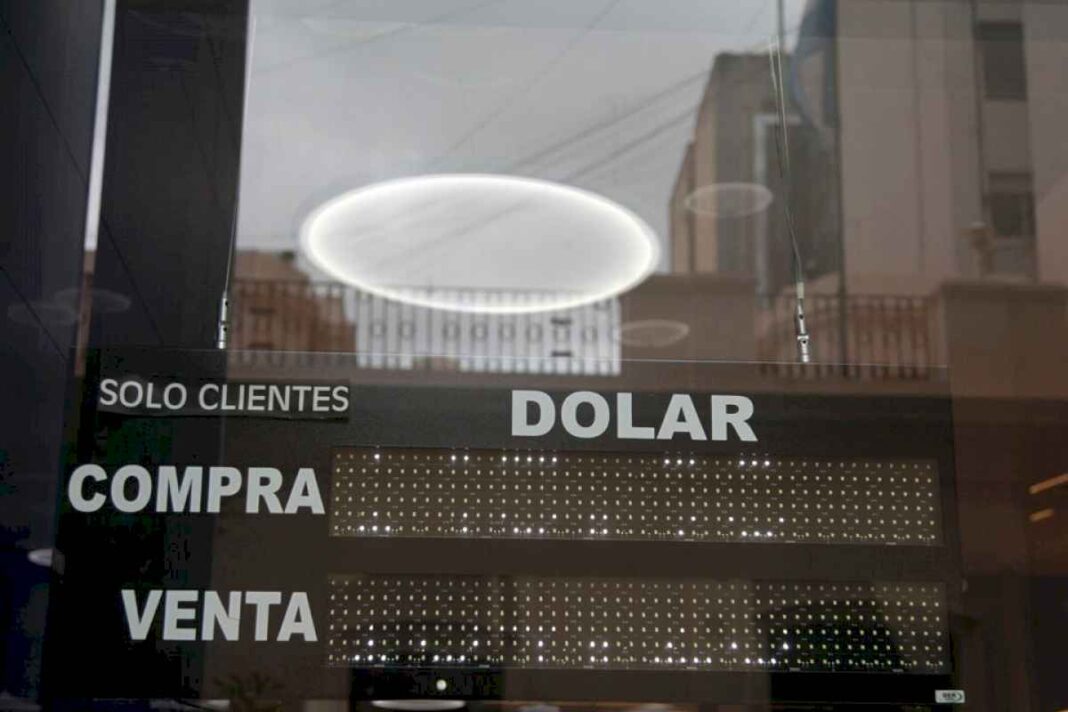 dolares-cerca-de-los-mil-pesos