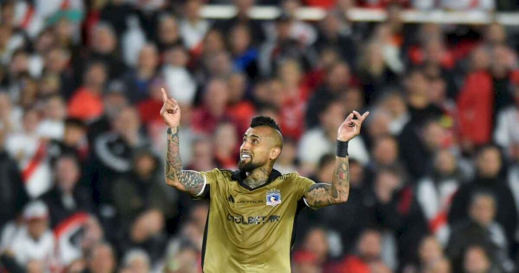 river-vs-colo-colo,-por-la-copa-libertadores:-arturo-vidal-paso-de-los-gestos-a-los-hinchas-a-una-‘siesta’-en-el-gol-de-colidio-y-el-ridiculo-ante-armani