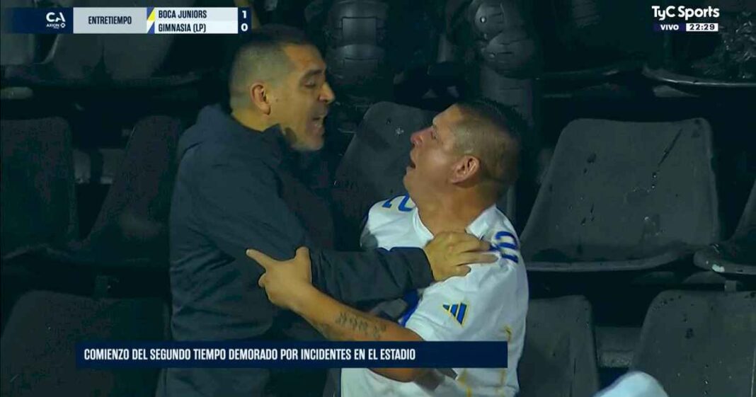 violencia-en-rosario:-brutal-enfrentamiento-entre-hinchas-de-boca,-gimnasia-y-la-policia,-con-riquelme-en-medio-de-la-tribuna-por-la-copa-argentina