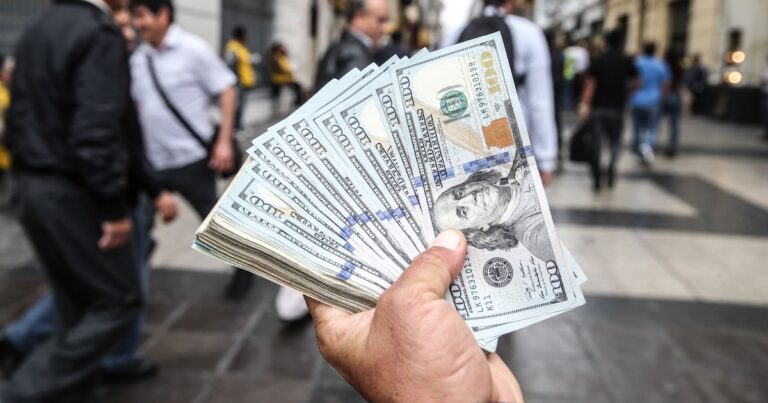 Dólar hoy: la cotización libre cayó a $1.125 para la venta, un piso en tres semanas