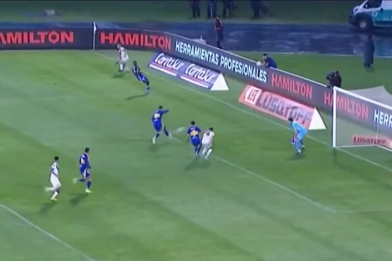 El increíble gol en contra de Figal en el triunfo parcial de Vélez ante Boca por la Copa Argentina