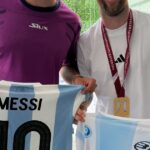 186087-el-campeon-del-mundo-de-padel-que-cumplio-un-sueno-jugo-con-messi-y-se-tatuo-su-firma