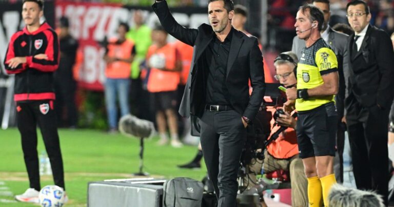 El insólito exabrupto de la voz del estadio en Newell’s – Boca: «Foul, la… de tu madre»