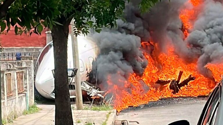 Un avión privado se despistó y estrelló contra un barrio en San Fernando: hay al menos dos muertos