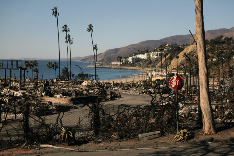 California enfrenta un nuevo incendio en plena alerta por fuertes vientos