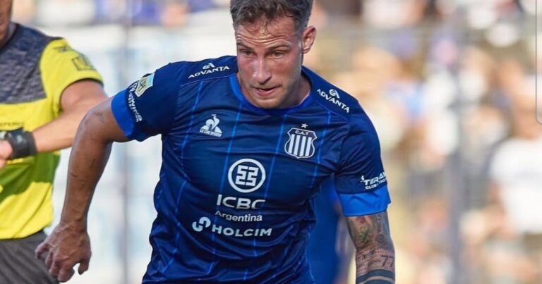 Marcelo, fana de Racing y papá de Bruno Barticciotto, ayuda a Costas para su llegada