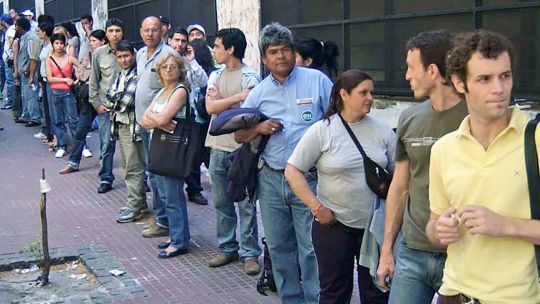 Cuántos puestos de trabajo formales se perdieron en el primer año de gestión de Javier Milei