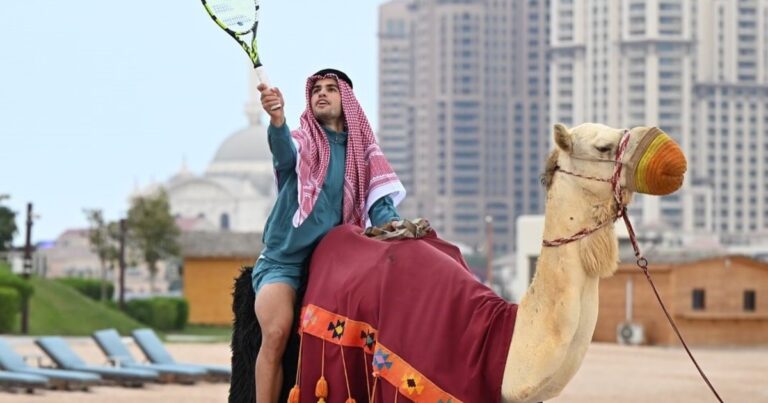 Djokovic y Alcaraz jugaron un dobles… Arriba de camellos!