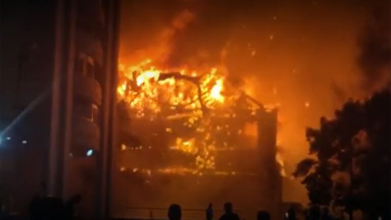 Voraz incendio consume y hace colapsar un edificio en Avellaneda