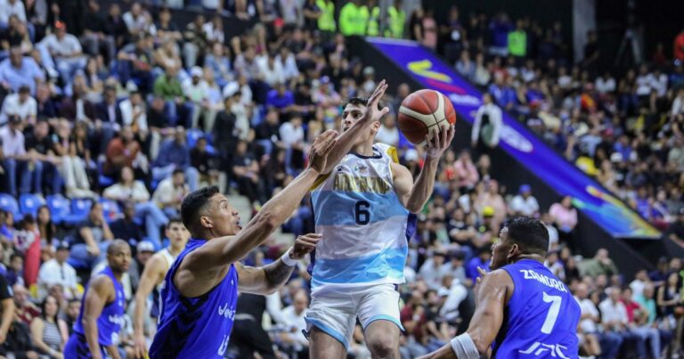 Argentina vs. Colombia, por las Eliminatorias de la Americup 2025: hora y cómo verlo por TV