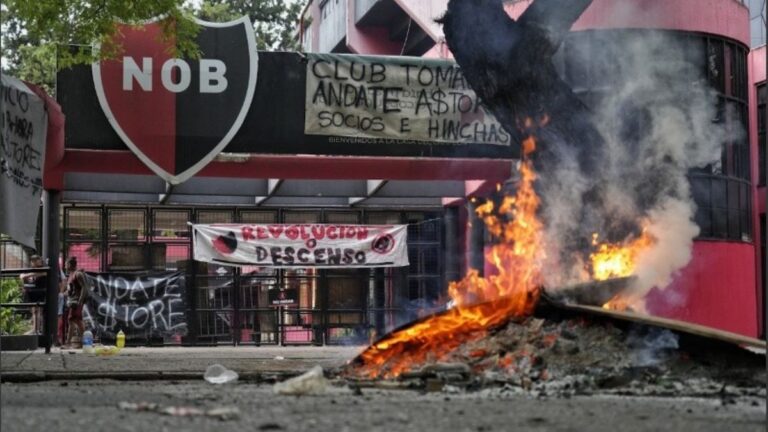 Crisis en Newell’s: hinchas tomaron el club y piden por la renuncia del presidente