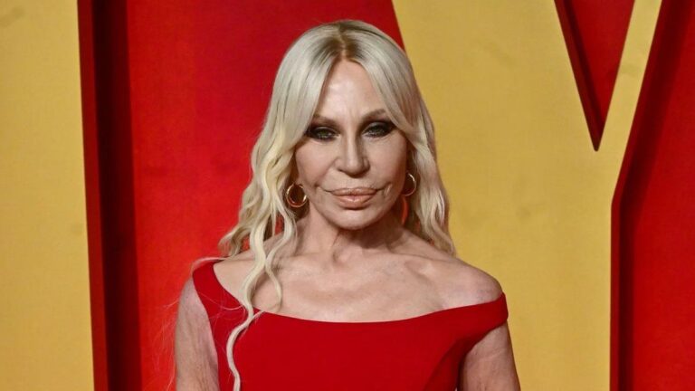 Donatella Versace deja la dirección de la lujosa marca de ropa