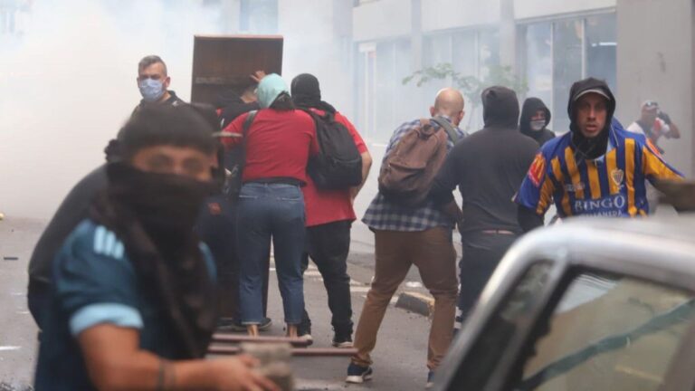 Prohíben a 26 barras entrar a estadios tras la represión en la marcha de los jubilados
