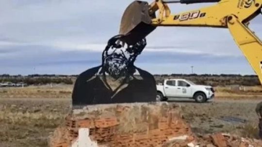 Derribaron el monumento de Osvaldo Bayer en Santa Cruz