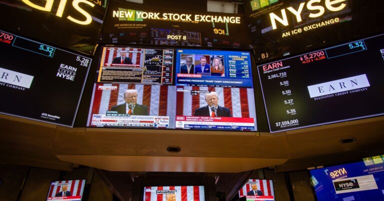 Se hunden los bonos, el riesgo país llega a 869 puntos y suben el blue y los dólares financieros