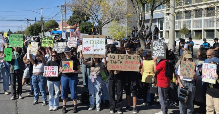 Trelew. Continúa la ocupación pacífica del ISFDA 805 y convocan a un festival cultural