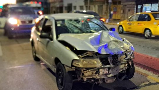 Conducía borracho, cruzó en rojo a toda velocidad y embistió a una familia que iba en moto