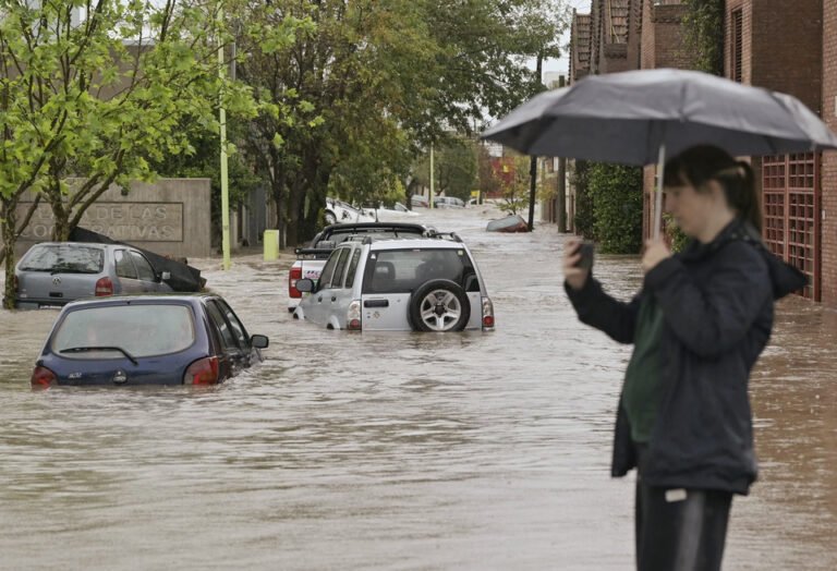Comienzan a entregar los subsidios para damnificados por inundaciones en Bahía Blanca