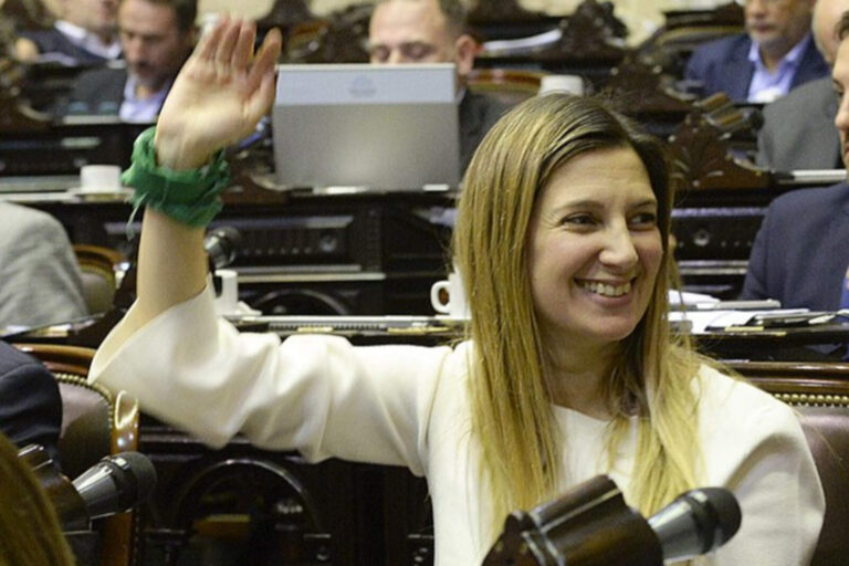 Silvia Lospennato fue funcionaria K en la Provincia de Buenos Aires en 2007