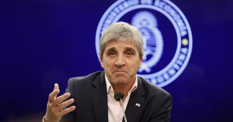 Sin poder acumular reservas, Caputo busca endeudarse con fondos de inversión extranjeros