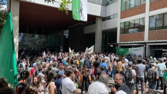 Científicos e investigadores convocaron a una marcha de protesta disfrazados de eternautas