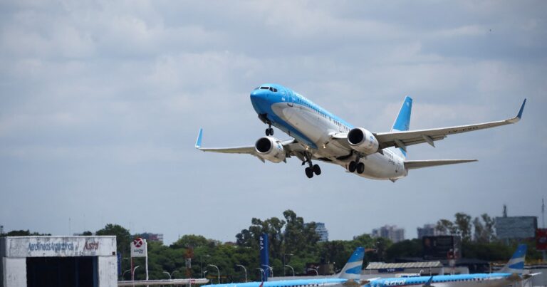 Los pilotos de Aerolíneas Argentinas anunciaron un paro para el próximo 10 de junio