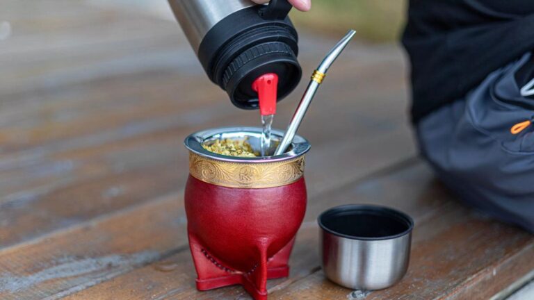 La Inteligencia Artificial le enseña a los argentinos a armar el mejor mate: el paso a paso