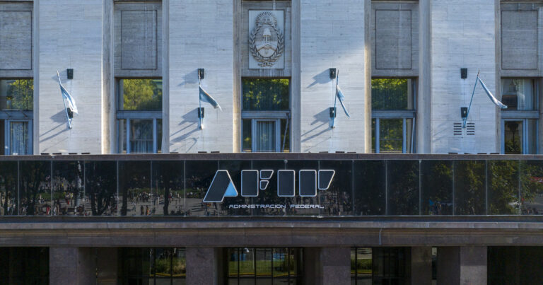 Impuestos: el Estado se queda con la mitad de lo que producen las familias