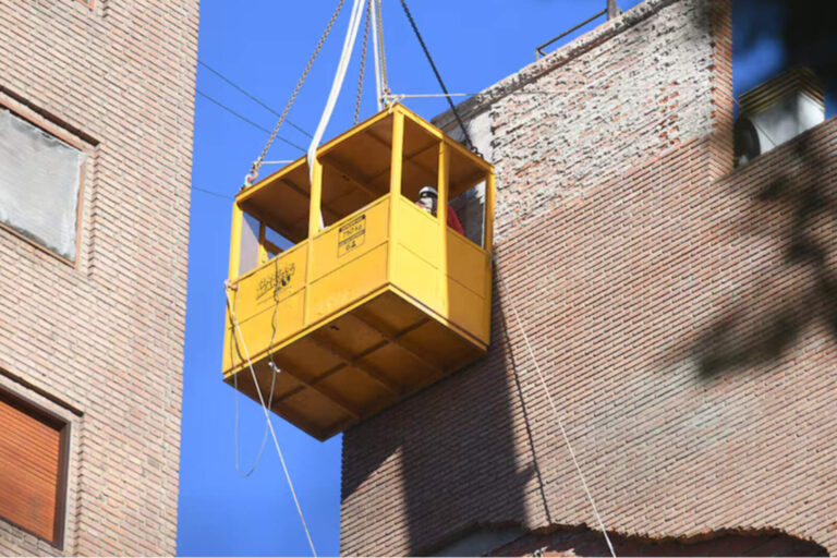 A un mes del derrumbe en Córdoba, sigue la demolición y las pericias judiciales