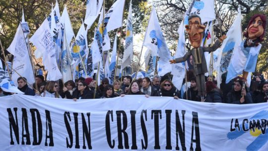 Marcha por Cristina Kirchner: el peronismo se moviliza a la Plaza de Mayo, que ya se ve colmada