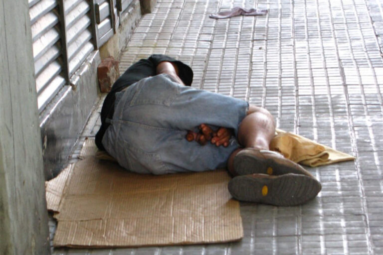 Otro muerto por frío extremo: mientras tanto el MIDES y el MEC dan talleres de rap