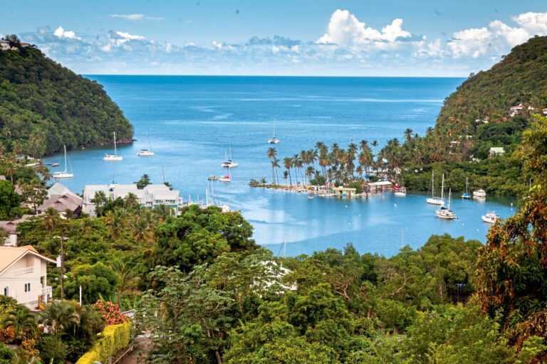 La isla paradisíaca del Caribe con selvas tropicales y playas volcánicas