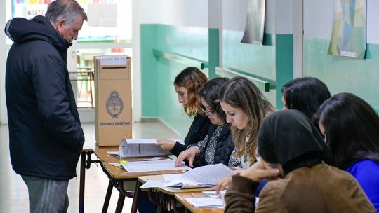 Apatía electoral: uno de cada tres cordobeses está indeciso o piensa votar en blanco