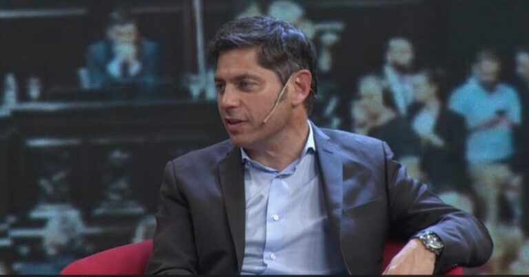 Purga en la Bonaerense: Kicillof denunció en la Justicia una conspiración y revelan chats de los policías echados con el candidato libertario