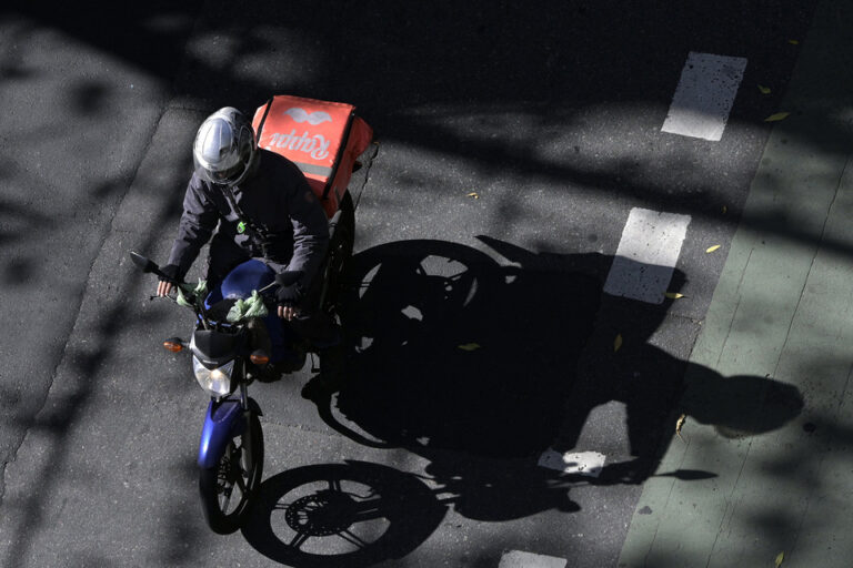 Pedalear la crisis para llegar a fin de mes