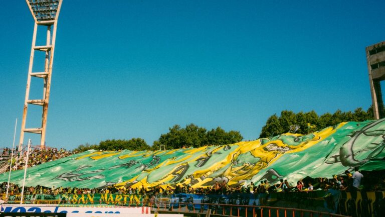 Locura total en Mar del Plata: pelea con cuchillos entre barras de Aldosivi