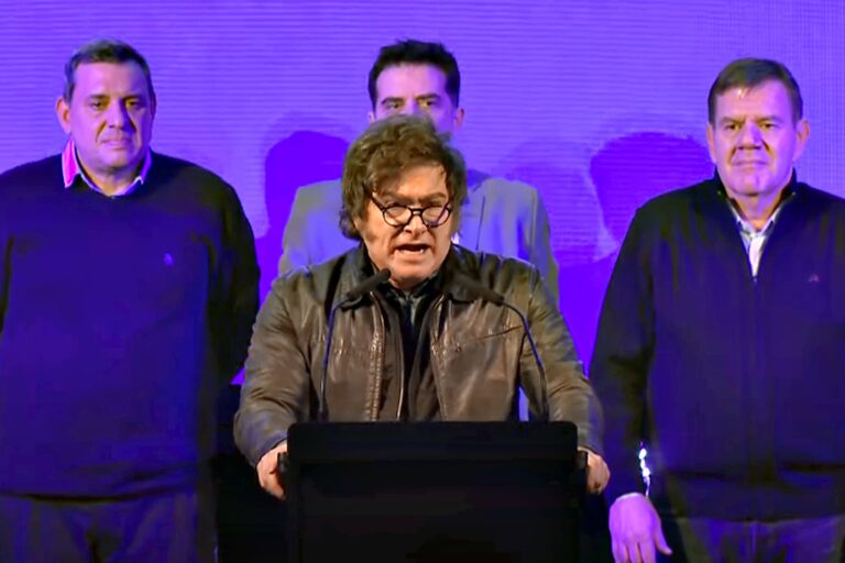 Milei arrancó la campaña con duras críticas a Kicillof y el PJ: Son zombis, termos y cabezas de pulpo