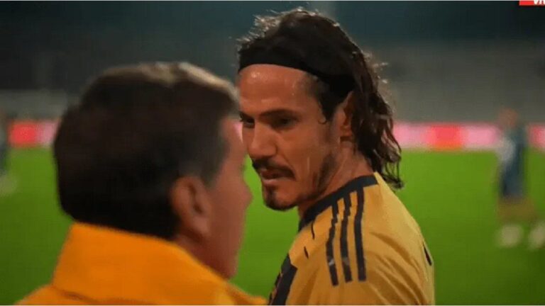 Tras errar un gol increíble, Edinson Cavani pidió explicaciones al ser reemplazado: «Por qué a mí?»