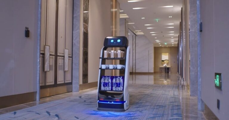 «Qué te puedo servir?»: los mozos robots ya están entre nosotros, no piden propina y son cada vez más «humanos»