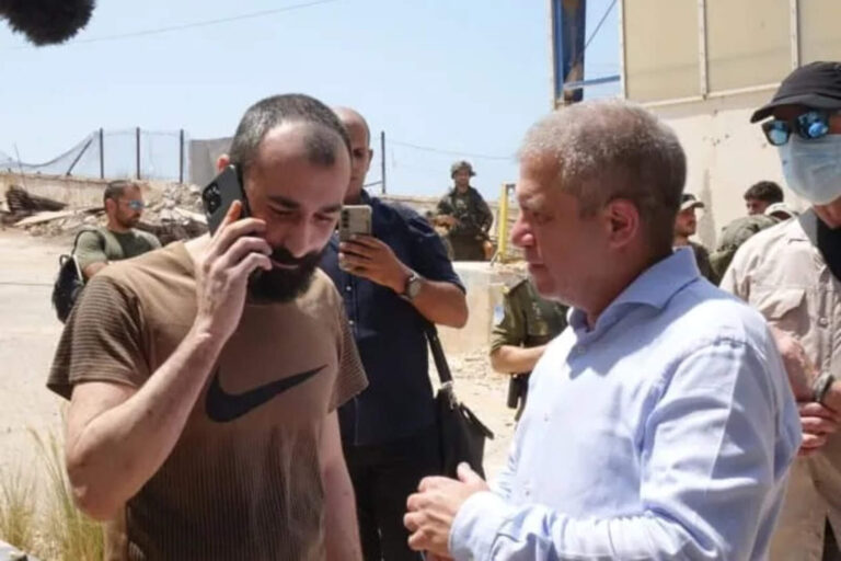 Israelí liberado tras un año de prisión en Líbano regresa al país