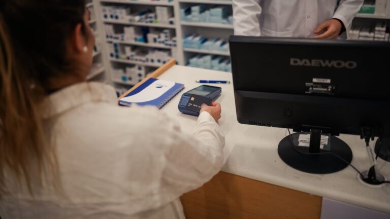 Una billetera virtual ofrece descuentos exclusivos para la compra online de insumos en una farmacia