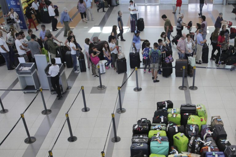 Cayó la cantidad de turistas y la salida de argentinos marcó récord en julio
