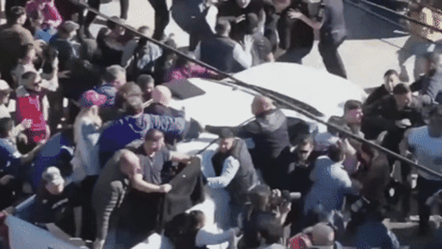 Atacaron con piedras a una caravana de Milei y Espert se escapó en moto