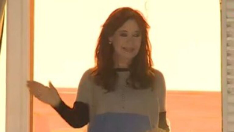 Cristina Kirchner salió a saludar a la militancia a 3 años del intento de magnicidio