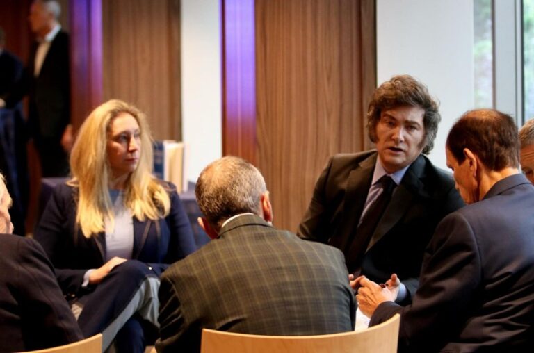 Como en las épocas de radio Colonia, por el cepo del gobierno los audios de Karina saldrán en Uruguay