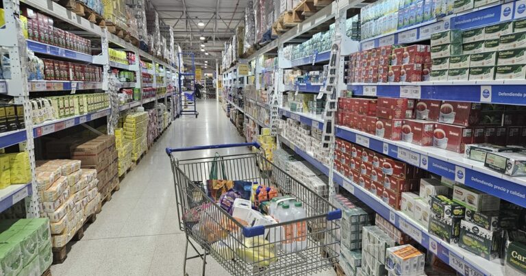 Golpe a la inflación a días de las elecciones? Alimenticias advierten que el dólar a $ 1400 las «obligará» a subir precios
