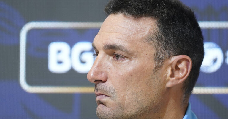 Lionel Scaloni hablaba del posible último partido de Messi cuando el comentario de un periodista lo hizo quebrar hasta las lágrimas