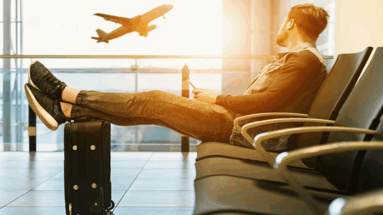 Ahorro y descuentos: las ventajas de pagar tus viajes al exterior en dólares y en efectivo