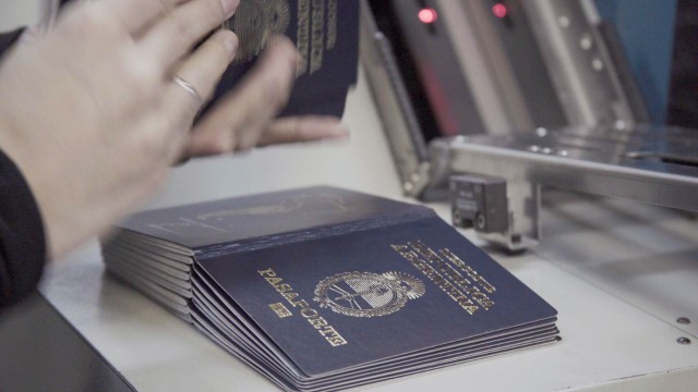 El Gobierno pide devolver pasaportes por un error invisible